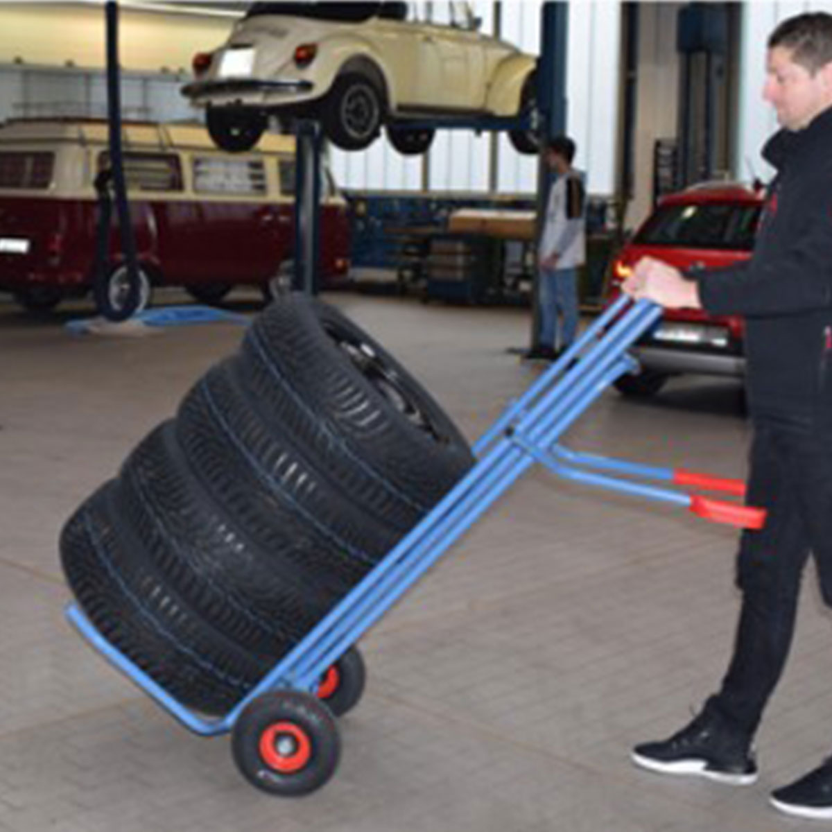 Reifentransportgerät in der Werkstatt