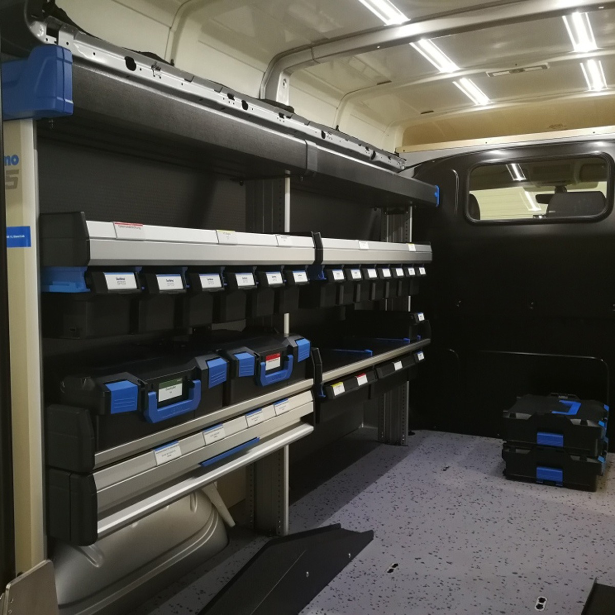 Sortimo SR5-Fahrzeugeinrichtung Beispiel Wandregal